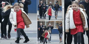 FOTO: Kakak & Ibunya Sporty, Harper Beckham Cantik Pakai Dress