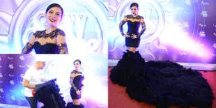 FOTO: Kalahkan Agnez Mo, Syahrini Pakai Dress Sepanjang 5 Meter!