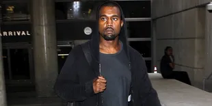 Foto Kanye West Hajar Paparazzi di Bandara