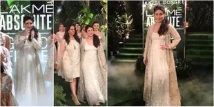 FOTO: Kareena Kapoor di Lakme Fashion Week '17, Anggun Cantik!