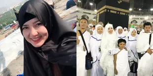 FOTO: Kebersamaan Manis Via Vallen Ibadah Umrah Bersama Keluarga