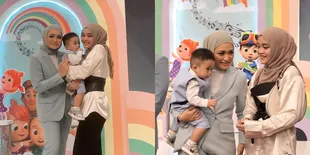Foto Kebersamaan Putri Delina & Nathalie Holscher di Ultah Adzam, Cium Pipi dan Tangan Mantan Ibu Sambung