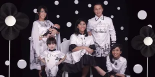 Foto Keluarga Lengkap, Ussy Sulistiawaty Curhat Soal 4 Anaknya