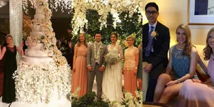 Foto Keluarga Mertua Nabila Syakieb Saat Resepsi, Ganteng-Cantik!