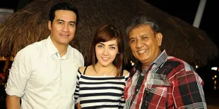 Foto Kemesraan Bella Shofie dan Adjie Pangestu - Direstui Ortu
