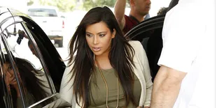 Foto Kemunculan Pertama Kim Kardashian Bersama Anaknya