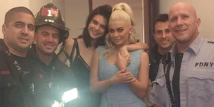 FOTO: Kendall & Kylie Jenner Kejebak di Lift, Sempat Snapchat-an