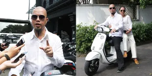 FOTO: Kendarai Vespa, Ahmad Dhani Hadir di TPS Bersama Sang Bunda