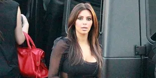 Foto Kim Kardashian Terserang Psoriasis di Depan Umum