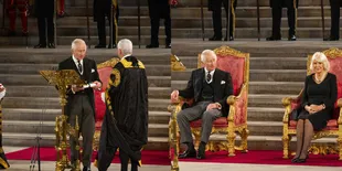 Foto King Charles III dan Queen Consort Camila Duduk Bersama Pertama Kali di 'Singgasana', Berikan Pidato