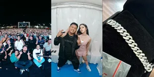 FOTO: Konser di Surabaya, Denny Caknan Kehilangan Gelang - Masih Berharap Bisa Kembali 