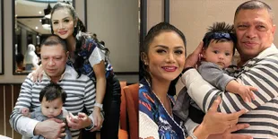 Foto  Makan Malam Bareng Anak dan Cucu, Ameena Nempel Terus Sama Raul Lemos