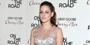 Foto Kristen Stewart Ekspose Bra dan Celana Dalam