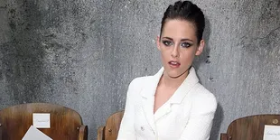 Foto Kristen Stewart Tebarkan Senyum Terbaiknya di Kota Paris
