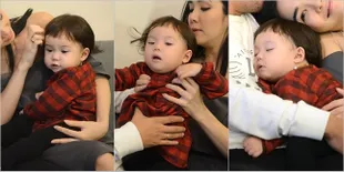 FOTO Kronologi Lucu Baby Gempi, Dari Main Tablet Sampai Ketiduran