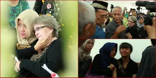 FOTO: Lama Pisah, Kedua Orangtua Yana Zein Bertemu di Rumah Duka