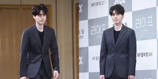 FOTO: Lee Dong Wook Berjas Rapi & Serius di Prescon Drama 'LIFE'