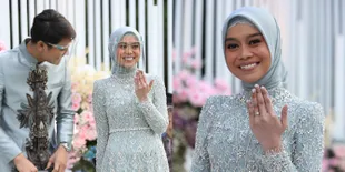 Foto Lesti Pamer Cincin Lamaran yang Dipasangkan Calon Mertua, Senyum Cerah Bahagia