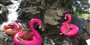 FOTO: Liburan, Justin Bieber Susuri Sungai Pakai Pelampung Pink