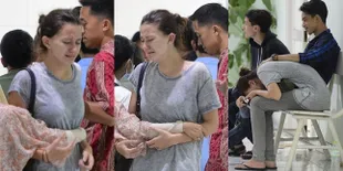 FOTO: Lihat Jenazah Sang Ayah, Tangis Pilu Dahlia Poland Pecah