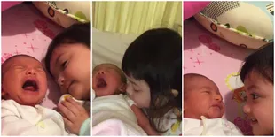 FOTO: Lucu! Jadi Kakak, Arsy Gemes Banget Sama Baby Arsya