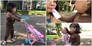 FOTO: Lucunya Baby Gempi Saat Main Boneka, Gisel Ikut Diberi Susu