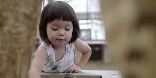 Foto: Lucunya Gempi Ketika Bermain Bersama Kelinci dan Domba