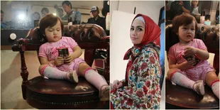 Foto Lucunya Shakeela Eleanor Temani Ussy Sulistiawaty Pemotretan