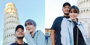 FOTO: Manis! Begini Pose Momo Geisha & Suami di Depan Menara Pisa