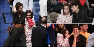 FOTO: Manisnya Keakraban Suri Cruise & Ibunya Saat Nonton Basket