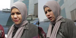 FOTO: Masih Sayang, Nikita Mirzani Nangis Saat Benahi Barang Dipo