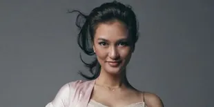 FOTO: Maternity Shoot, Begini Pose & Gaya Elegan Atiqah Hasiholan