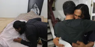 Foto Mayky Wongkar Suami Ria Irawan, Pandangi dan Cium Jenazah dengan Penuh Haru