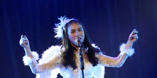Foto Melody JKT48 Tampil Anggun Dengan Sayap-Sayap Putih