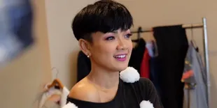 FOTO: Mempesona! Gaya Nirina Zubir Ketika Olahraga Pamerkan Abs