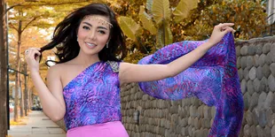 [FOTO] Mesra di Pantai, Bella Shofie Galau Karena 'Seseorang'