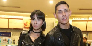 FOTO: Mesranya Ganindra & Andrea Nonton Konser Coldplay di Jepang