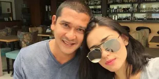 FOTO: Mesranya Yasmine Wildblood Bareng Suami, Senyum Terus!