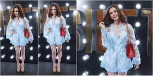 FOTO: Mewah-Seksi Ala Amel Alvi, Pakai 'Hot Pants' di Red Carpet!