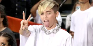 Foto Miley Cyrus Cuek Hisap Mariyuana di EMA Awards