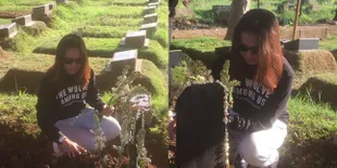 FOTO: Momen Dea Annisa Menangis Saat Sampai di Makam Ayah