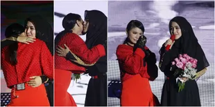 Foto Momen Haru Pipik Istri Mendiang Uje dan Rossa di Panggung