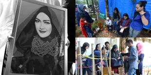 FOTO: Momen Lebaran, Makam Julia Perez Ramai Dikunjungi Peziarah
