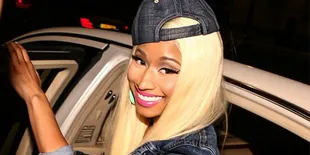 Foto Nicki Minaj Jalan-Jalan Cuma Pakai Bra
