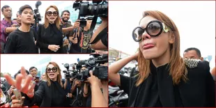 Foto Nikita Mirzani Saat Minta Rokok di Tengah Gempuran Media