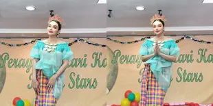 Foto Nurah Syahfirah Pakai Baju Adat di Acara Anak Bungsunya, Ibu dan Sang Putra Dapat Pujian