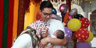 [Foto] Nycta Gina dan Rizky Kinos Gelar Syukuran Anak di Masjid