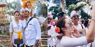 FOTO Pakai Baju Adat Bali, Nikita Willy Cantik Mesra Bareng Tutde
