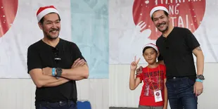 FOTO: Pakai Topi Santa, Ferry Salim Bagikan Kado Untuk Anak Yatim