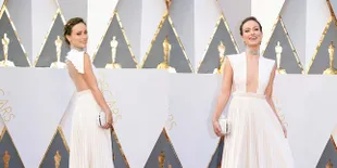 FOTO: Pamer Belahan Dada, Gaun Olivia Wilde Ini Bikin Gagal Fokus